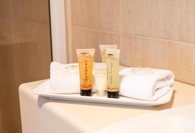 패밀리 룸, The Ballandean Pub & Motel