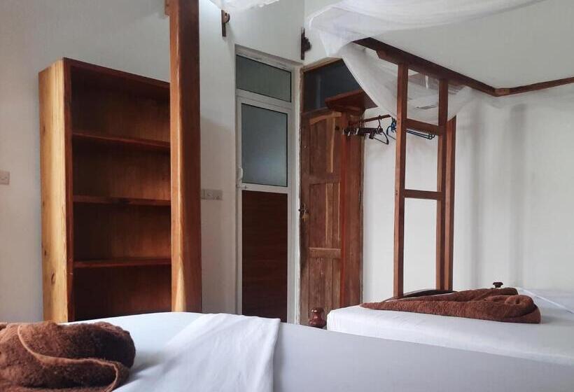 اتاق استاندارد سه نفره, Kajificheni House