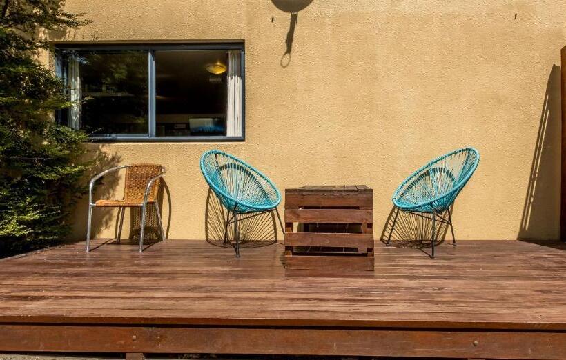 جناح, Kakapo Lodge