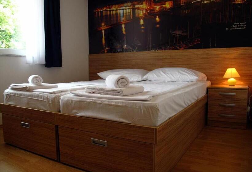 اتاق استاندارد, B&b By The Way