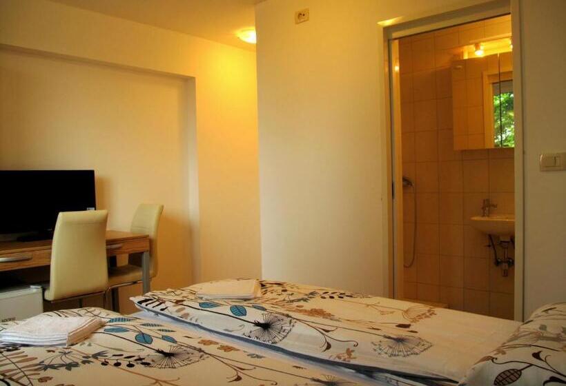 اتاق استاندارد, B&b By The Way