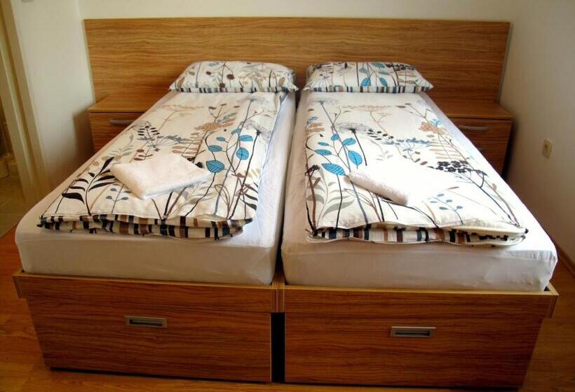 اتاق استاندارد, B&b By The Way