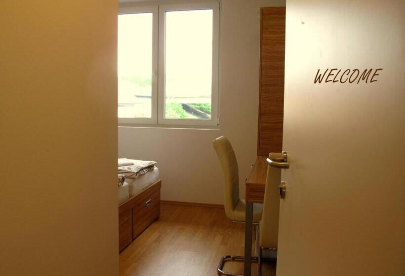 اتاق استاندارد, B&b By The Way