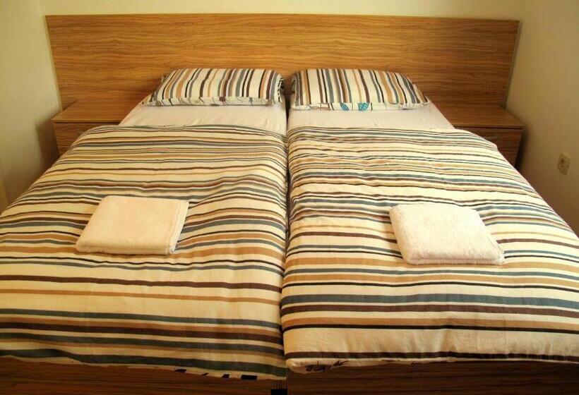 اتاق استاندارد, B&b By The Way