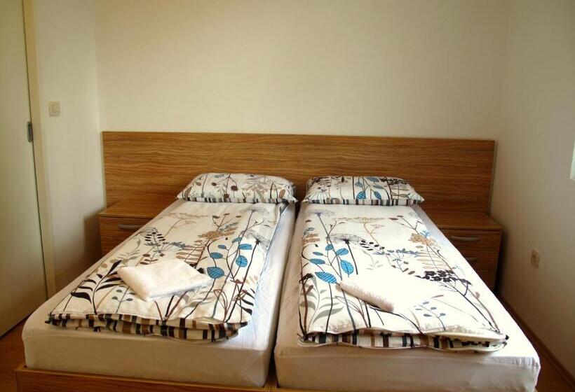 اتاق استاندارد, B&b By The Way