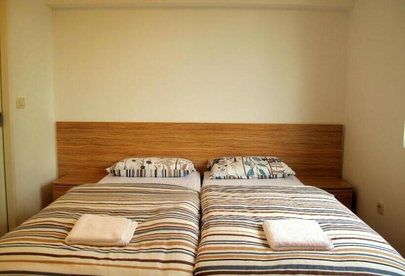 اتاق استاندارد, B&b By The Way