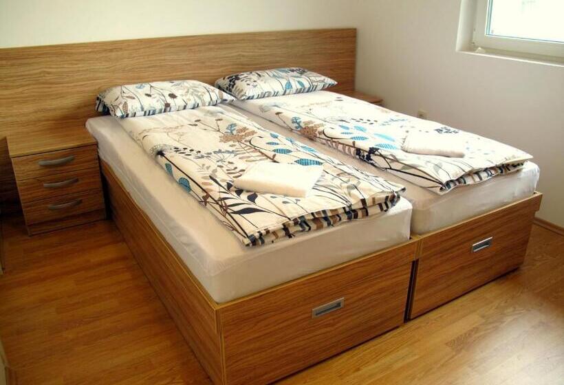 اتاق استاندارد, B&b By The Way