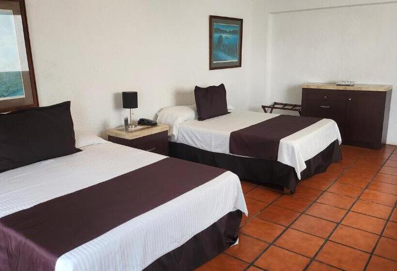 اتاق استاندارد چهارنفره با چشم‌انداز باغ, Hill House Mazatlan   Bed & Breakfast