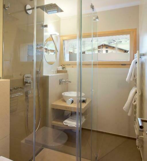 اتاق استاندارد با بالکن, A Larze