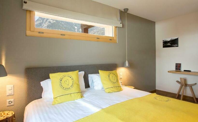 اتاق استاندارد با بالکن, A Larze