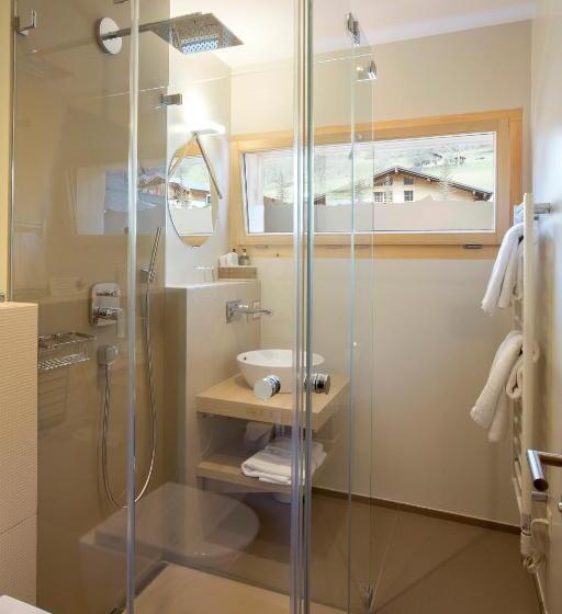 اتاق اکونومی, A Larze