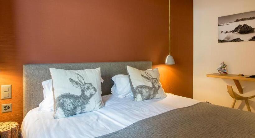 اتاق اکونومی, A Larze