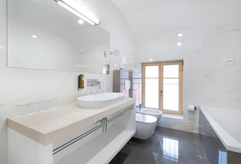 اتاق سوپریور خانوادگی, Dvorec