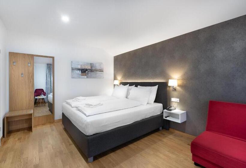 اتاق سوپریور خانوادگی, Dvorec