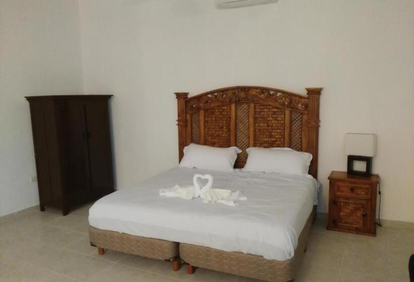 جناح جونيور, Hacienda Margot