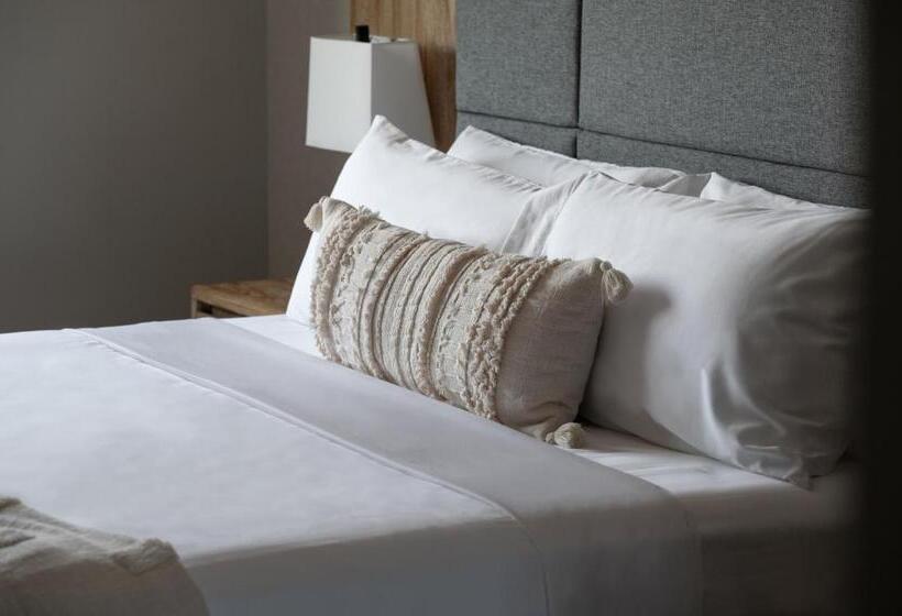 اتاق استاندارد با تخت بزرگ, The Wave At Marblehead