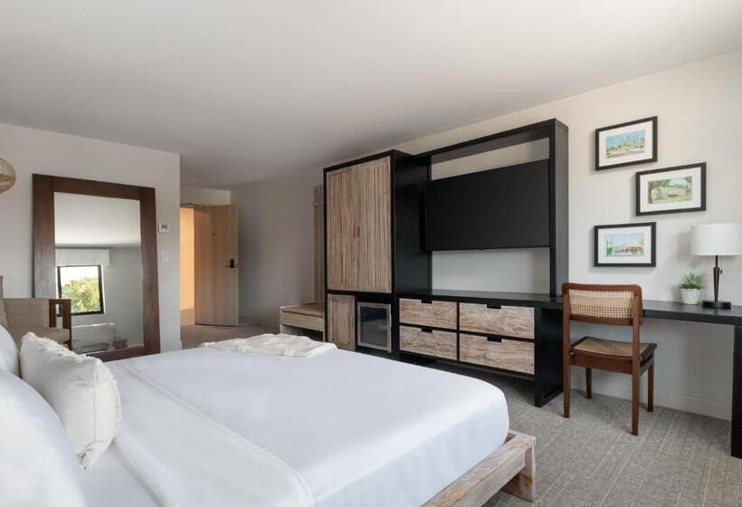 اتاق استاندارد با تخت بزرگ برای معلولان, The Wave At Marblehead