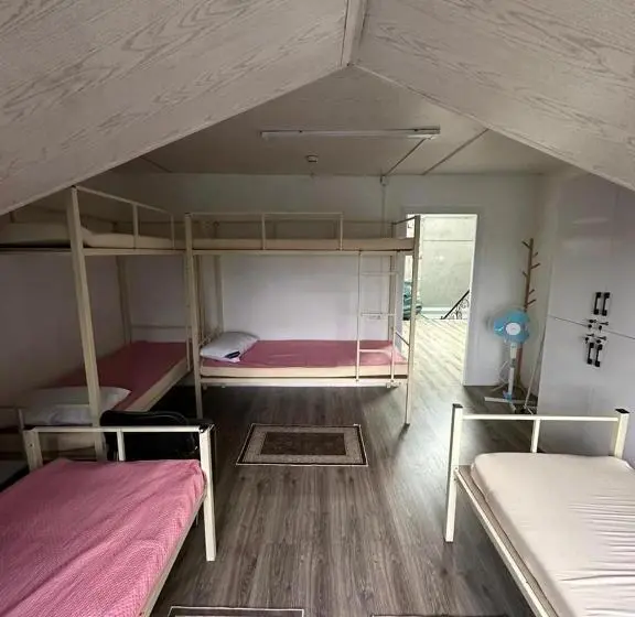 اتاق خانوادگی, Aport Hostel Alma Ata