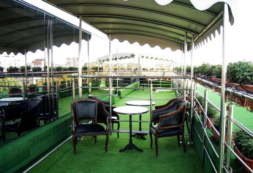 اتاق استاندارد سه تخته با بالکن, Boutique Spa Casino Hotel Lybid Plaza