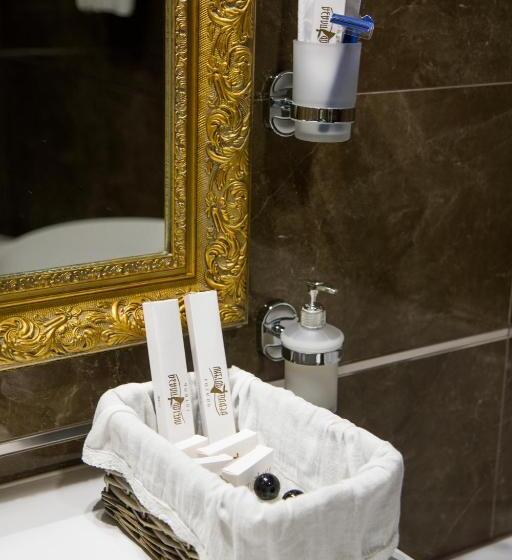 اتاق استاندارد سه تخته با بالکن, Boutique Spa Casino Hotel Lybid Plaza