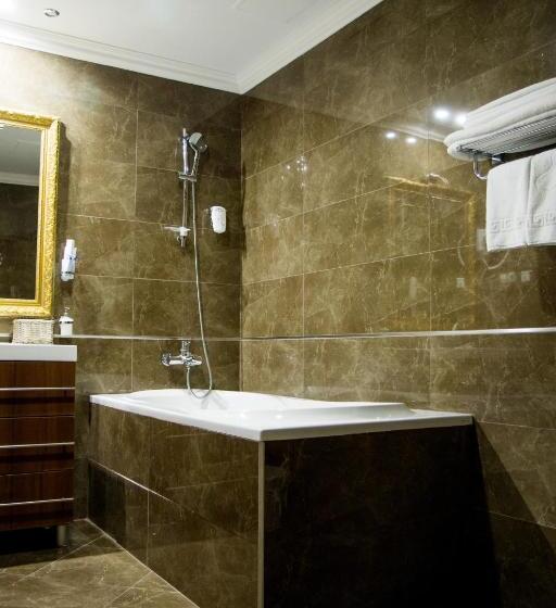 اتاق استاندارد سه تخته با بالکن, Boutique Spa Casino Hotel Lybid Plaza