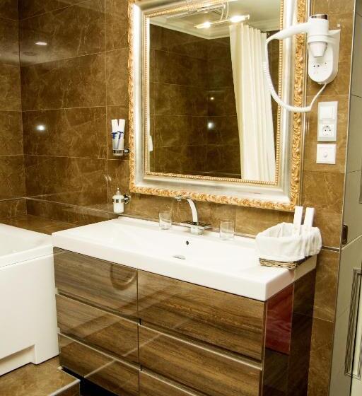 سوییت جونیور اجرایی, Boutique Spa Casino Hotel Lybid Plaza