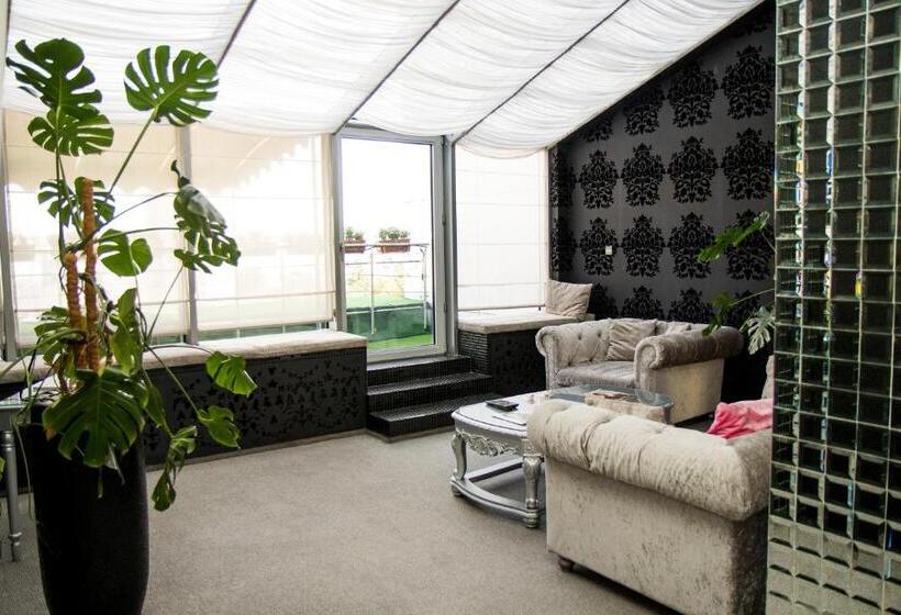 سوییت جونیور اجرایی, Boutique Spa Casino Hotel Lybid Plaza