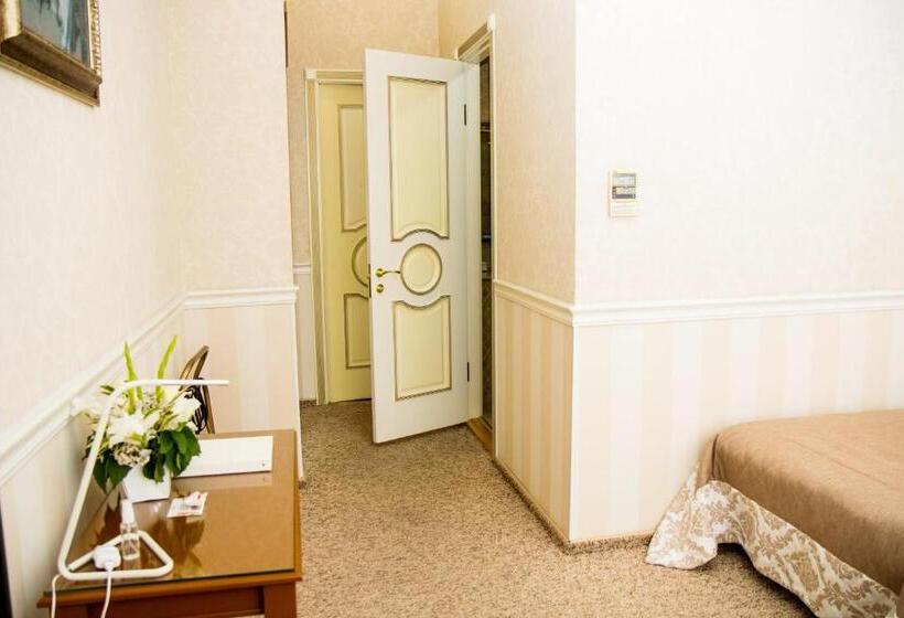 اتاق استاندارد یک نفره, Boutique Spa Casino Hotel Lybid Plaza