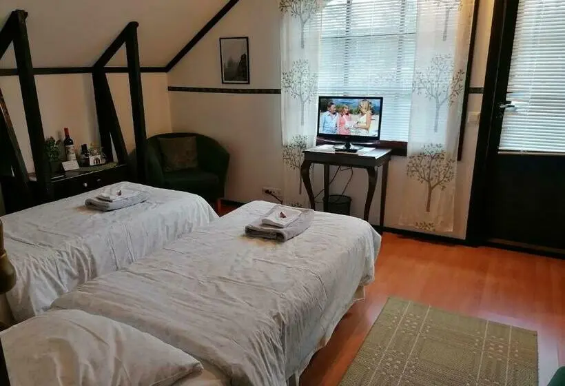 اتاق استاندارد با بالکن, Cronin S Guesthouse Bed & Breakfast