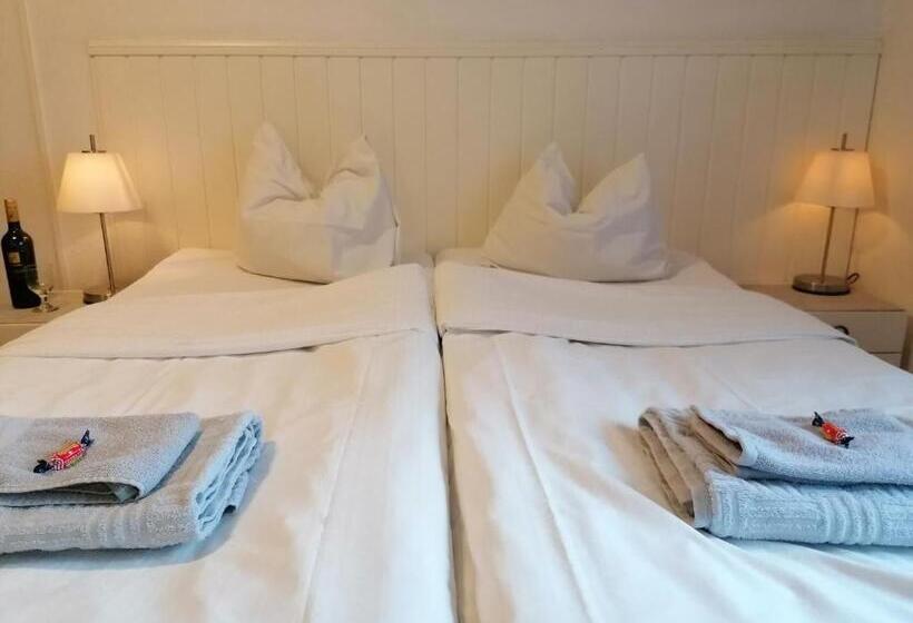 Номер Стандарт с Балконом, Cronin S Guesthouse Bed & Breakfast