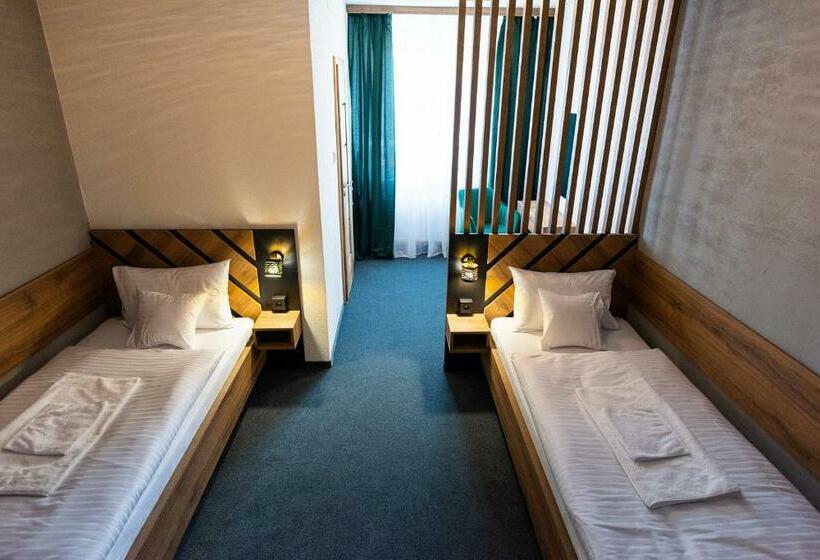 غرفة قياسية, Carrera