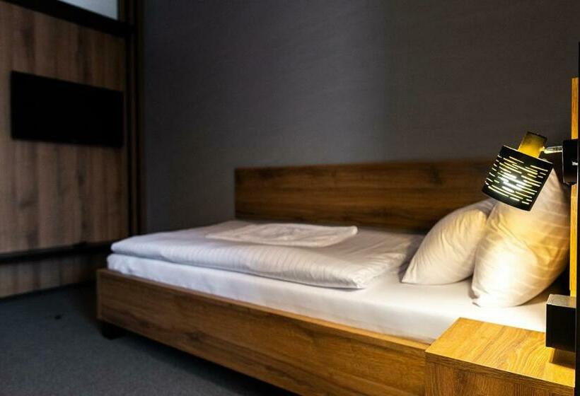 غرفة قياسية, Carrera