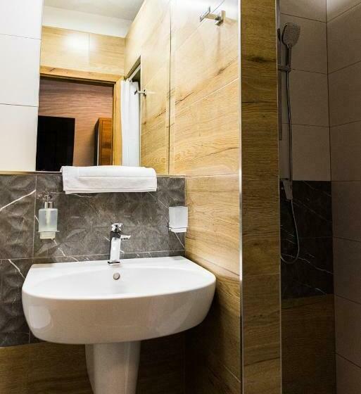 غرفة قياسية, Carrera