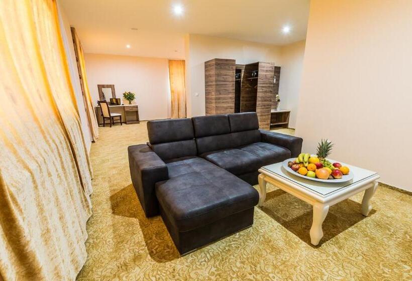 غرفة قياسية رباعية, Miraj Resort