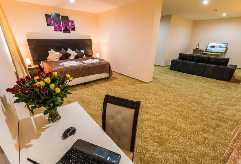 غرفة قياسية رباعية, Miraj Resort