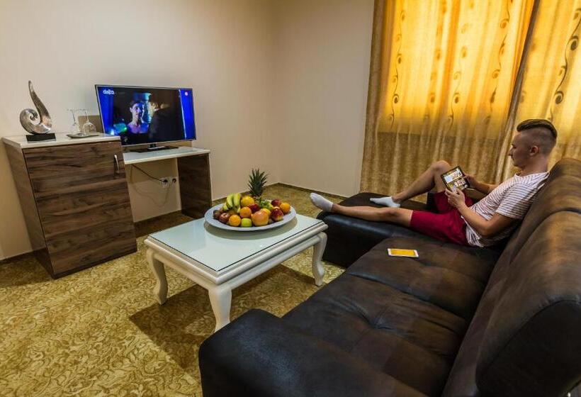 غرفة قياسية رباعية, Miraj Resort