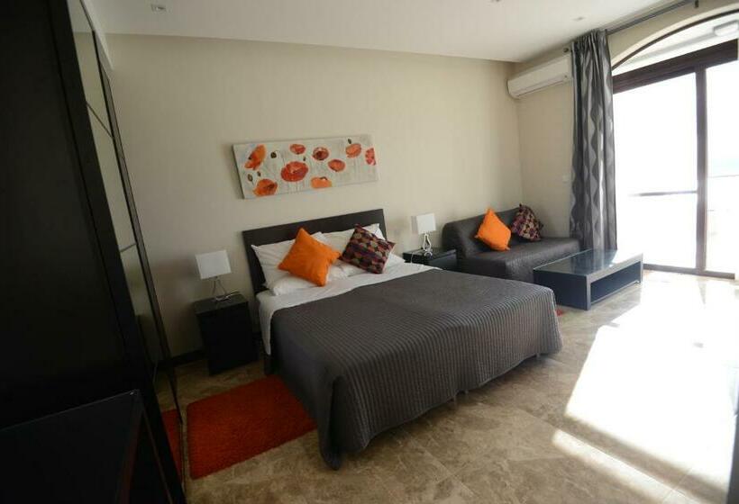 اتاق لوکس با بالکن و چشم‌انداز دریا, Il Bukkett B&b