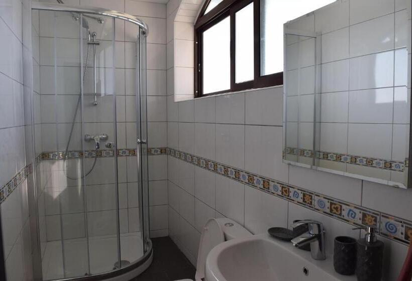 اتاق لوکس با بالکن و چشم‌انداز دریا, Il Bukkett B&b