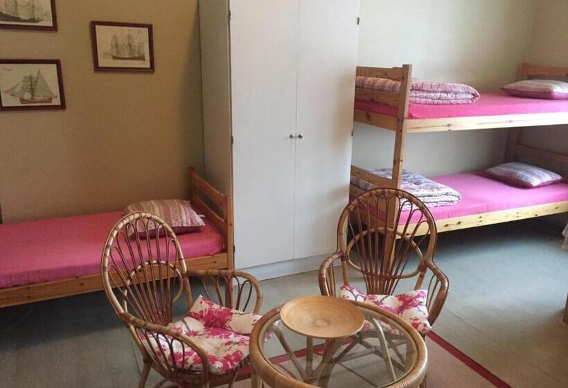 Четырехместный номер эконом класса с общей ванной комнатой, Porvoo Hostel