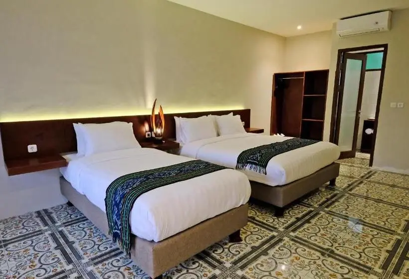 اتاق استاندارد سه تخته با چشم‌انداز استخر, The Nalaya Hotel & Resto