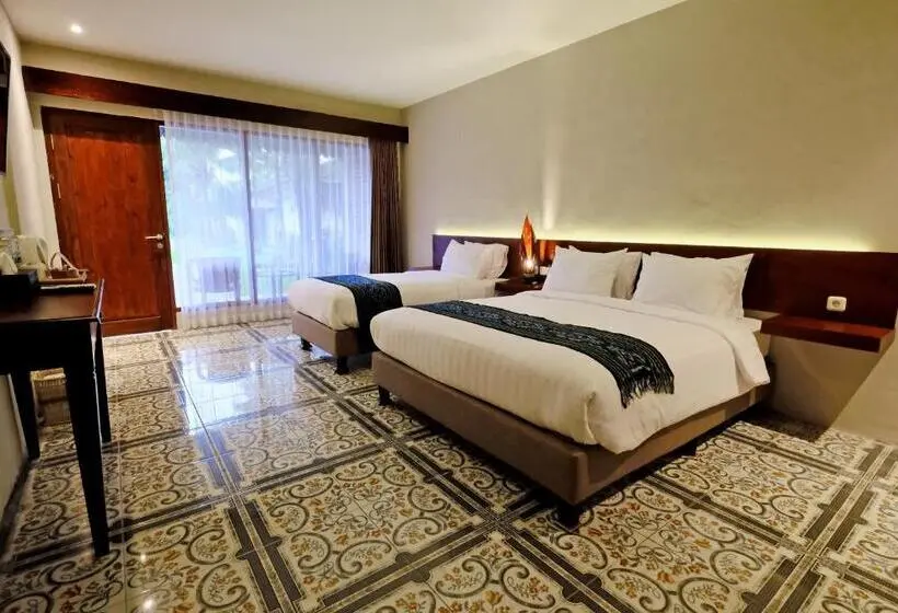 اتاق استاندارد سه تخته با چشم‌انداز استخر, The Nalaya Hotel & Resto