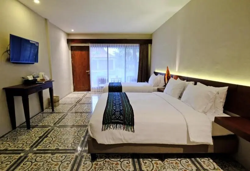 اتاق استاندارد سه تخته با چشم‌انداز استخر, The Nalaya Hotel & Resto