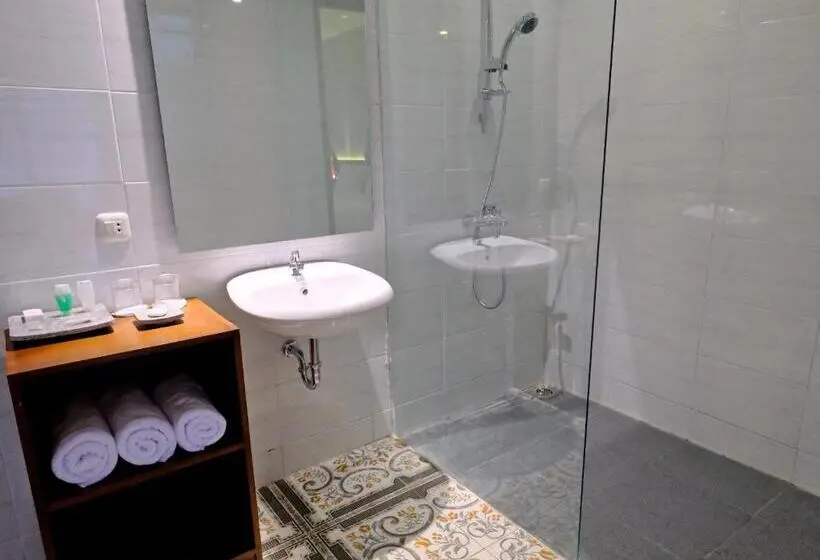 اتاق استاندارد سه تخته با چشم‌انداز استخر, The Nalaya Hotel & Resto