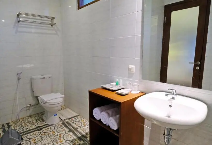 اتاق استاندارد سه تخته با چشم‌انداز استخر, The Nalaya Hotel & Resto