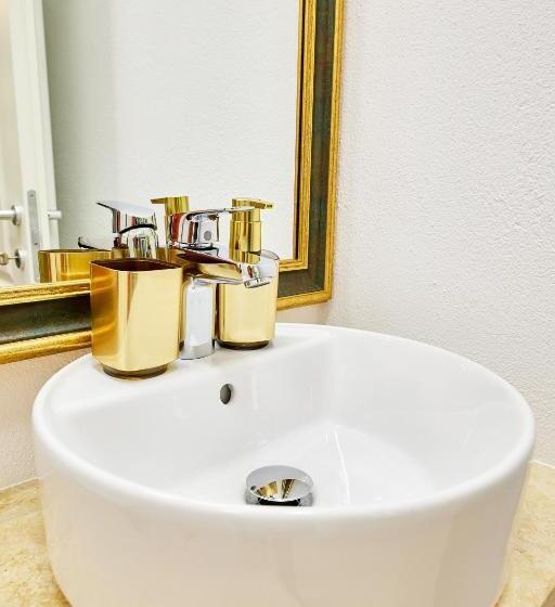 سوئیت با بالکن, Carol Park View