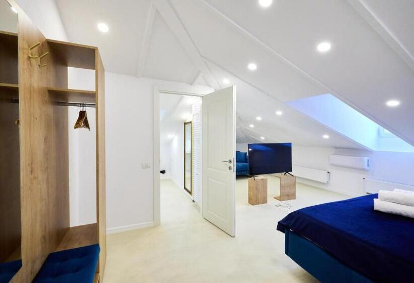 Deluxe Suite King Bed, Carol Park View