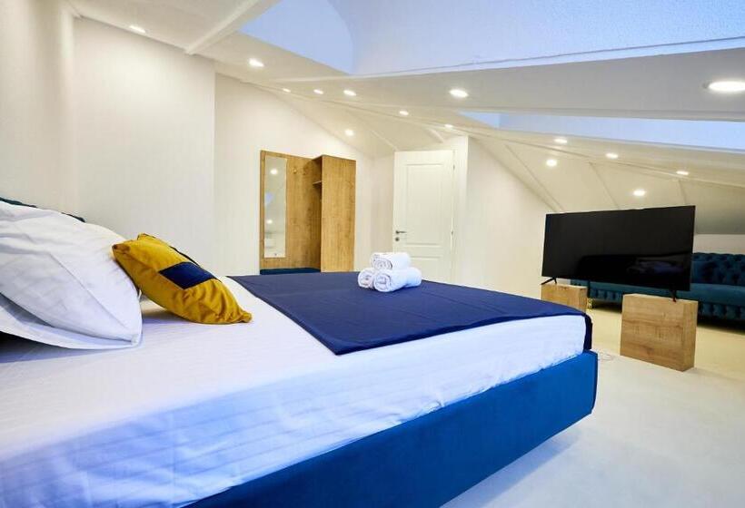 Deluxe Suite King Bed, Carol Park View