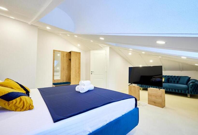 Deluxe Suite King Bed, Carol Park View