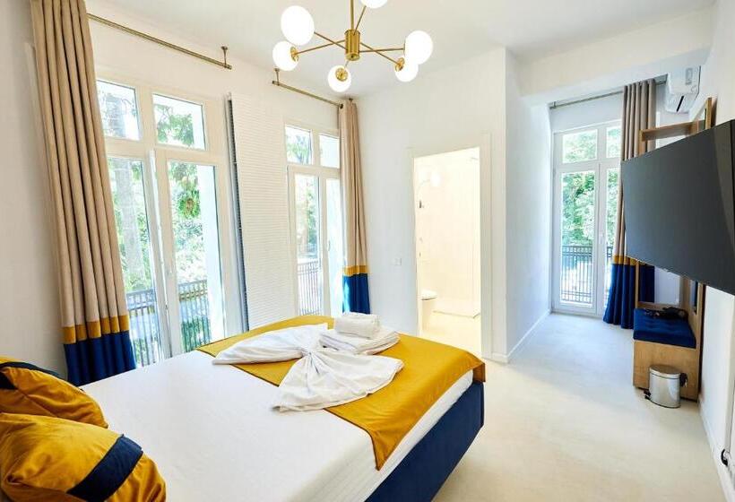 اتاق لوکس با بالکن, Carol Park View