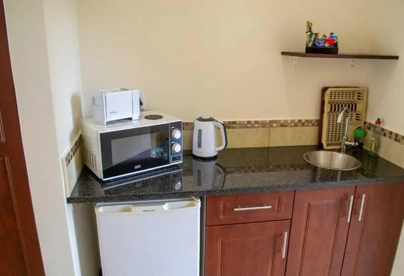 Standard-huone Allasnäkymä, Amohela Guesthouse